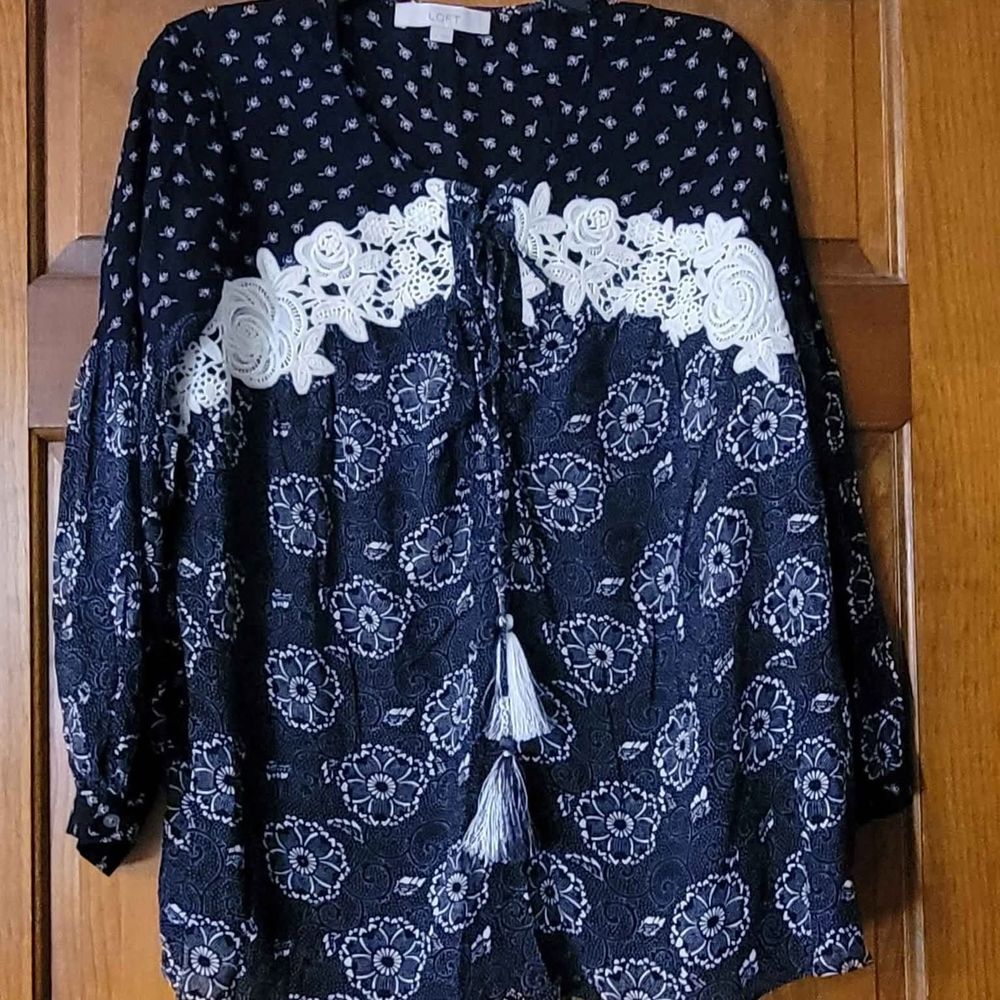 Women's Size Medium Ann Taylor LOFT 3/4 Sleeve Black and White Flowy Blouse Top